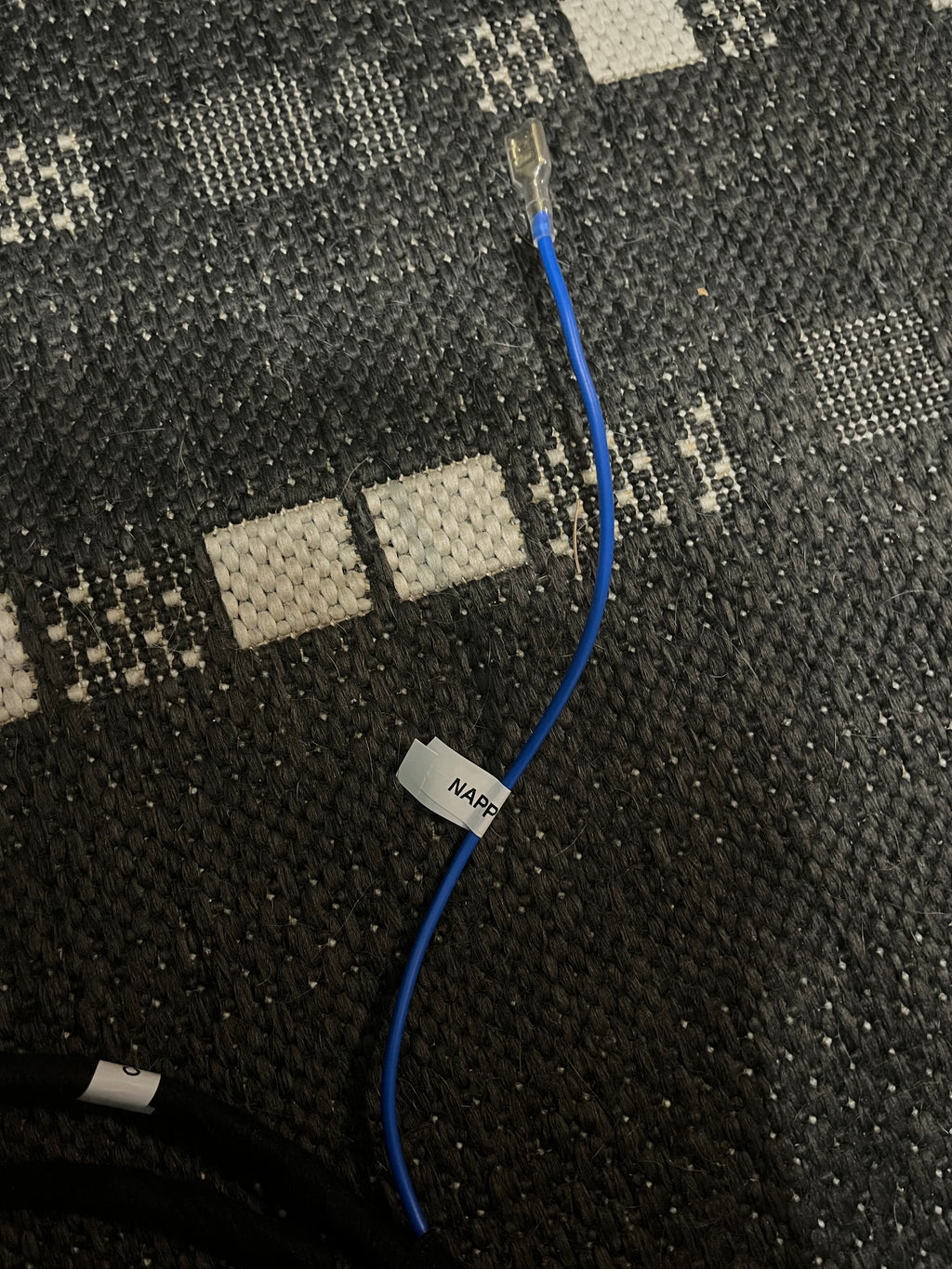 Lisäkytkentä-Nappirajoitin (vain Manki johtosarjaan)